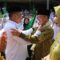 MERIAH: Kepala MAN 1 Kota Sukabumi lama, Rustandi menyambut hangat Kepala MAN 1 Kota Sukabumi yang baru, Tatang diacara pisah sambut kepala madrasah yang di gelar MAN 1 Kota Sukabumi, Senin (4/11/2024).