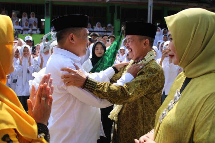 MERIAH: Kepala MAN 1 Kota Sukabumi lama, Rustandi menyambut hangat Kepala MAN 1 Kota Sukabumi yang baru, Tatang diacara pisah sambut kepala madrasah yang di gelar MAN 1 Kota Sukabumi, Senin (4/11/2024).