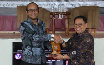 PERKUAT KERJASAMA : Dekan Fakultas Bisnis, Hukum, dan Pendidikan Nusa Putra University, Teddy Lesmana memberikan cinderamata kepada pemateri acara seminar sekaligus Ketua Program Studi Doktor Hukum UPH, Assoc. Prof. V. Henry Soelistyo Budi.