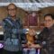 PERKUAT KERJASAMA : Dekan Fakultas Bisnis, Hukum, dan Pendidikan Nusa Putra University, Teddy Lesmana memberikan cinderamata kepada pemateri acara seminar sekaligus Ketua Program Studi Doktor Hukum UPH, Assoc. Prof. V. Henry Soelistyo Budi.