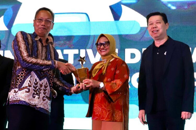 STELLAR AWARDS : Presiden Direktur & CEO XL Axiata, Dian Siswarini (Tengah) menerima penghargaan dalam acara Stel;ar Workplace Award 2024 di Le Meridien Hotel, Jakarta Pusat, akhir pekan lalu.