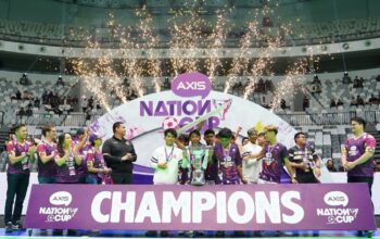 JUARA ANC 2024: Menpora RI, Dito Ariotedjo bersama Direktur & Chief Enterprise Business and Corporate Affairs Officer, Yessie D. Yosetya beserta jajaran manajemen XL Axiata foto bersama usai menyerahkan trofi dan hadiah juara pertama kepada tim futsal SMK Medika Samarinda di Indonesia Arena, Jakarta (16/11).