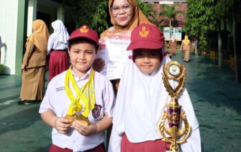 LANGGANAN JUARA: Kepala SDN Kebonjati Kota Sukabumi, Etty Rosniawati berfoto bersama salah satu siswa berprestasi di berbagai kenjuaraan.(ist)