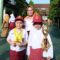 LANGGANAN JUARA: Kepala SDN Kebonjati Kota Sukabumi, Etty Rosniawati berfoto bersama salah satu siswa berprestasi di berbagai kenjuaraan.(ist)
