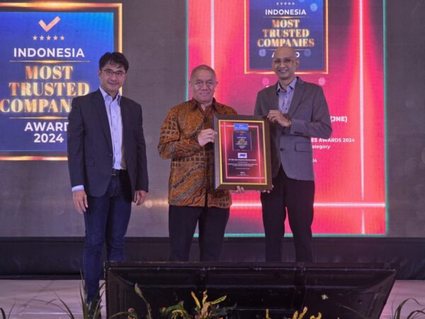 PRESTASI: M. Feriadi Soeprapto selaku Presiden Direktur JNE (Tengah) menerima penghargaan dari Indonesia Most Trusted Companies Award 2024 yang diberikan oleh Arif Hatta selaku Pimpinan Redaksi The Iconomics (dari kanan) dan Alex Mulya selaku Director of Research & Brand Strategy The Iconomics di Royal Kuningan Jakarta (21/11). (ist)