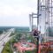 LAYANAN PRIMA: : Teknisi XL Axiata sedang melakukan pemeriksaan terhadap perangkat BTS di seputaran TOL Trans Sumatera Medan – Binjai, Sumatera Utara beberapa waktu lalu. (Ist)