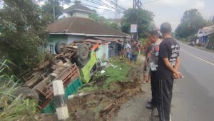 Truk Bermuatan Pasir di Parungkuda Terperosok Jurang