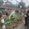 OLAH TKP : Petugas Unit Lantas Polres Sukabumi, saat olah TKP laka tunggal di ruas Jalan Raya Siliwangi, tepatnya di Kampung Ciutara, Desa Pondokkaso Landeuh, Kecamatan Parungkuda, Kabupaten Sukabumi, pada Jumat (22/11) .(FOTO : UNTUK RADAR SUKABUMI)