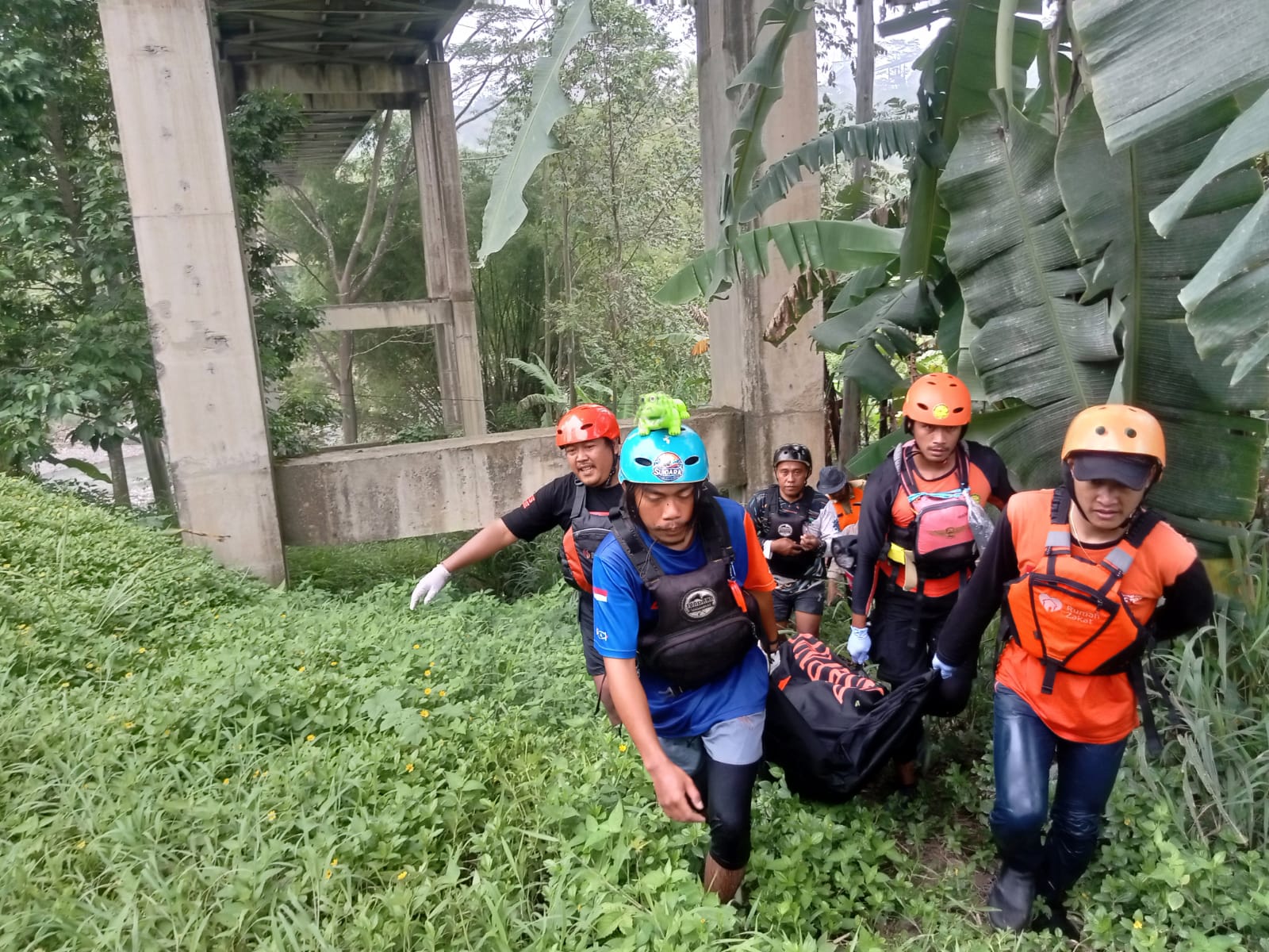 DIEVAKUASI : Petugas gabungan saat mengevakuasi jasad Aas (72) yang ditemukan di sungai Cimandiri, Desa Sirnaresmi, Kecamatan Gunungguruh, Kabupaten Sukabumi pada Sabtu (16/11).(FOTO : UNTUK RADAR SUKABUMI)