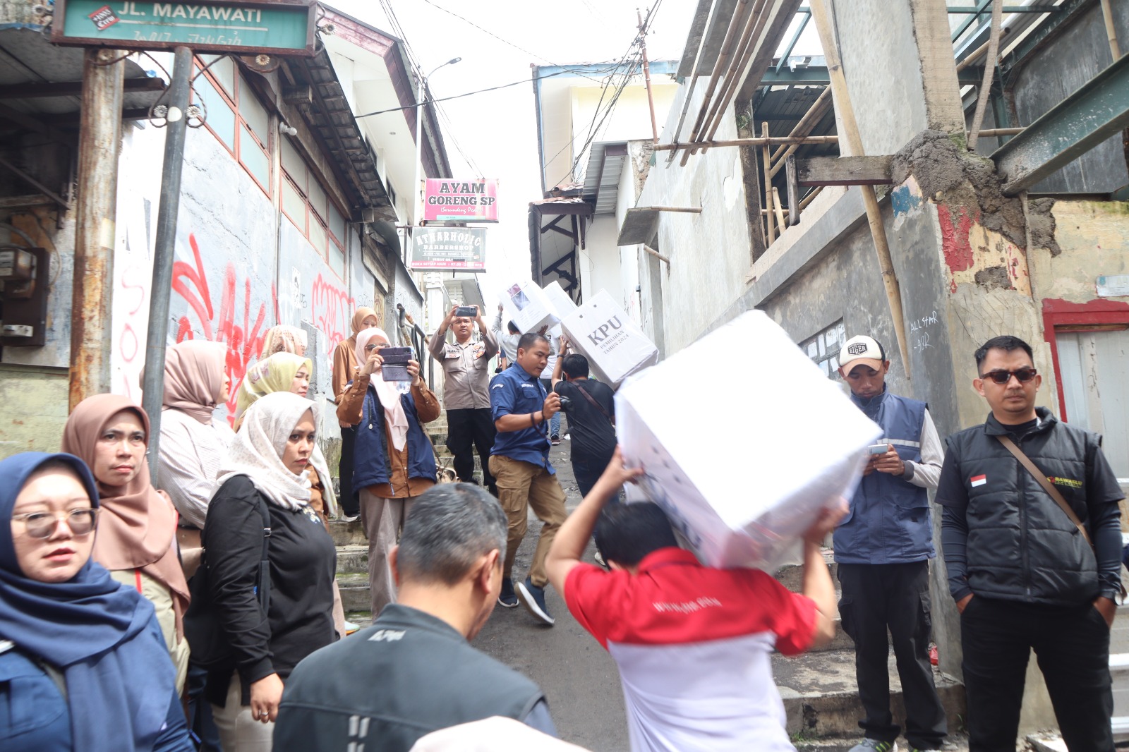 Pendistribusian logistik dari gudang KPU Kota Sukabumi ke setiap Kecamatan dan Kelurahan. (FT: Radar Sukabumi )