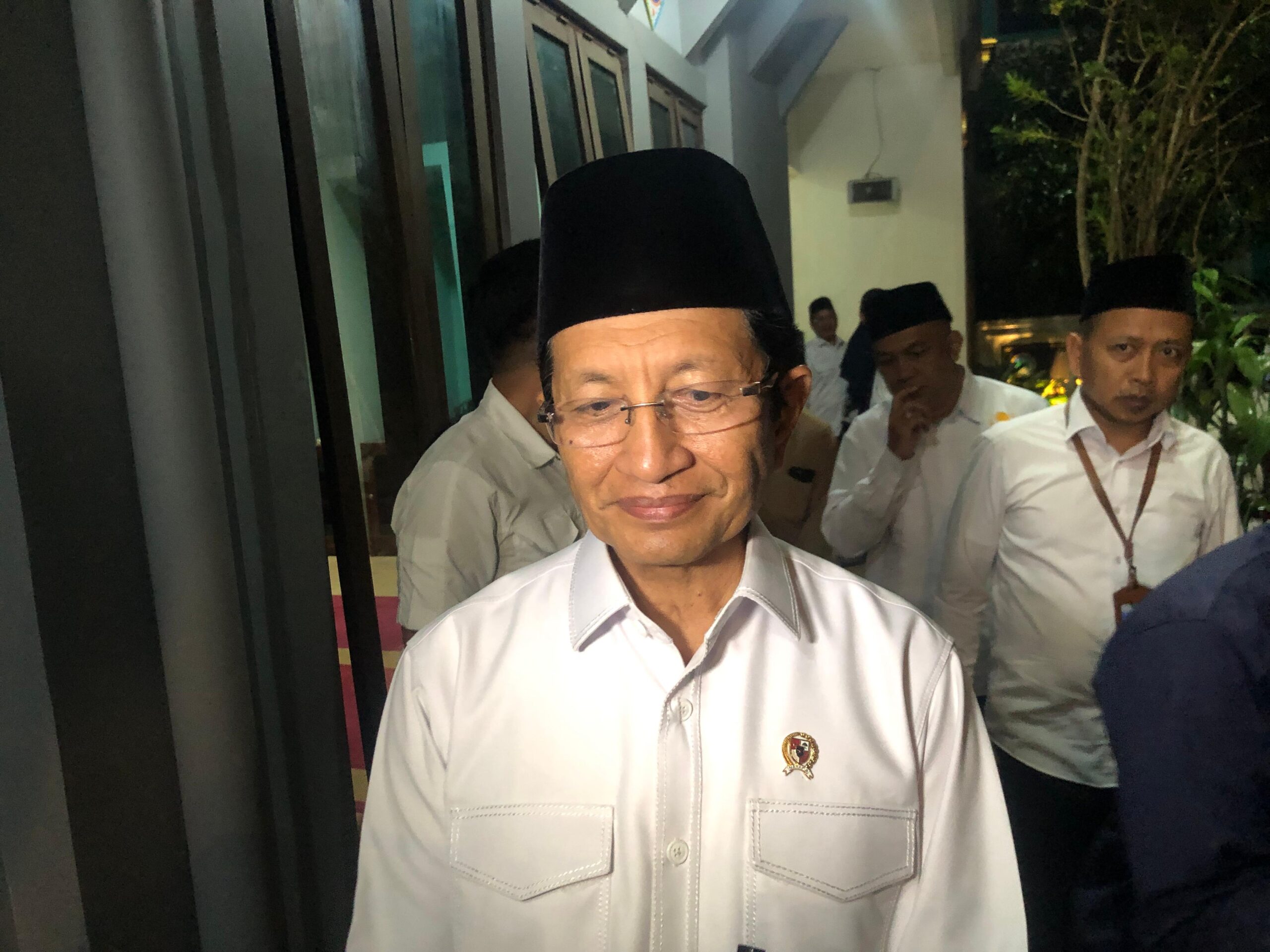 DIWAWANCARAI : Menteri Agama RI, Nasaruddin Umar, saat diwawancarai Radar Sukabumi, saat mengunjungi Ponpes Yaspida Sukabumi pada Selasa (19/11) malam.(FOTO : DENDI/RADAR SUKABUMI)