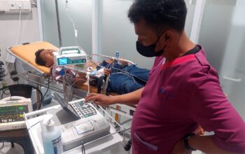 DIEVAKUASI : Petugas Kepolisian saat meninjau kondisi korban tersambar petir di Rumah Sakit Betha Medika Cisaat pada Kamis (07/11) sore.(FOTO : UNTUK RADAR SUKABUMI)