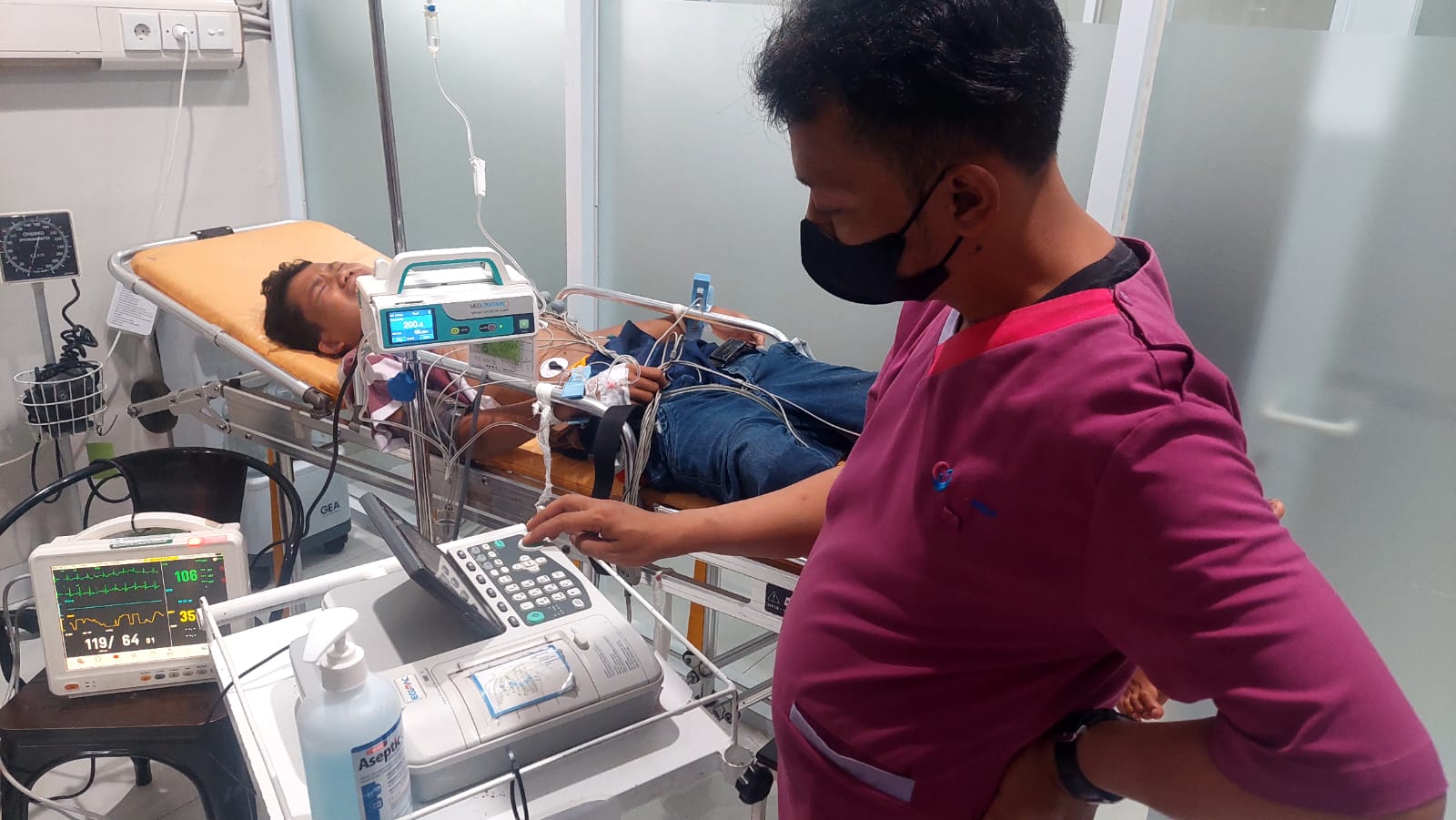 DIEVAKUASI : Petugas Kepolisian saat meninjau kondisi korban tersambar petir di Rumah Sakit Betha Medika Cisaat pada Kamis (07/11) sore.(FOTO : UNTUK RADAR SUKABUMI)