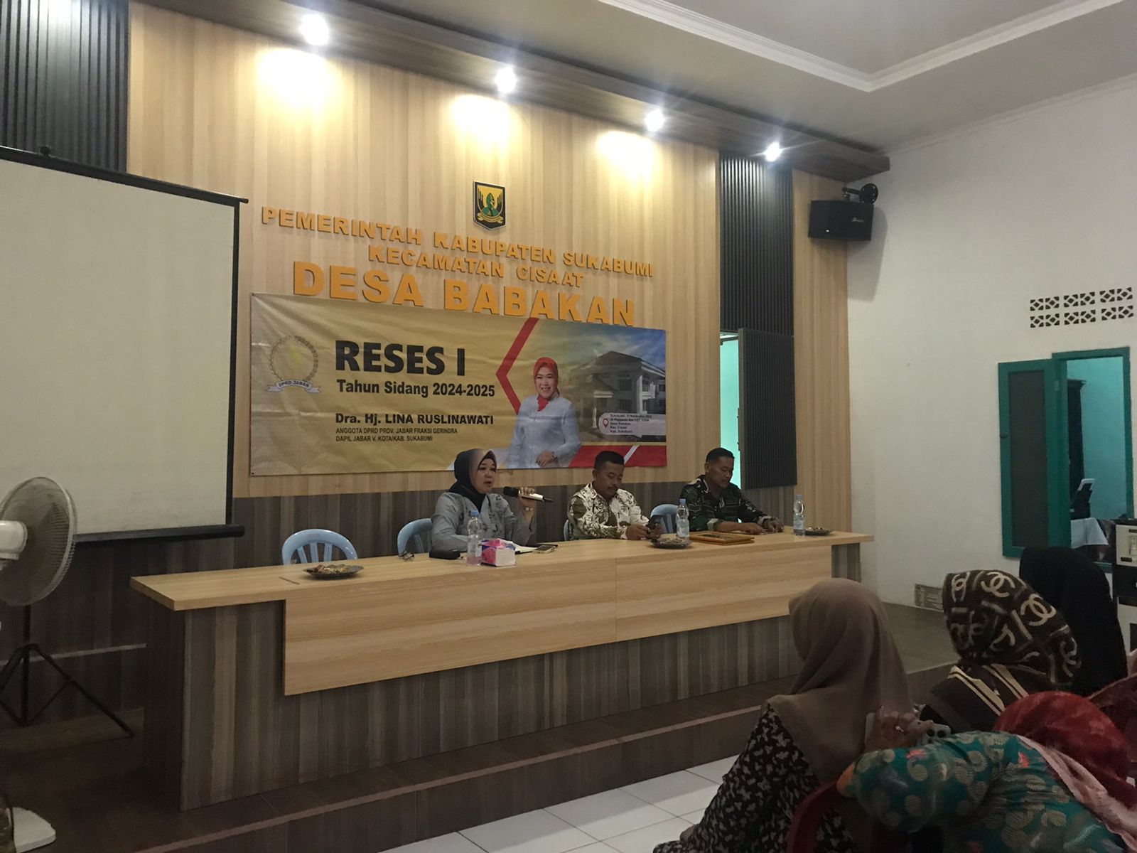 Anggota Dewan Perwakilan Rakyat Daerah (DPRD) Provinsi Jawa Barat Fraksi Gerindra Dra, Hj. Lina Ruslinawati kembali menggelar reses ke I tahun sidang 2024-2025 di Desa Babakan Kecamatan Cisaat Kabupaten Sukabumi, Rabu (13/11/2024).