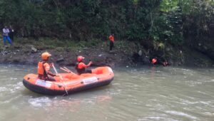 Diduga Stres, Warga Pasarsaptu Hanyut di Sungai Cipelang