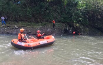 PENCARIAN: Sejumlah petugas gabungan saat melakukan pencarian korban di Kampung Pasarsaptu RT1/18, Kelurahan/Kecamatan Lembursitu, Kamis (14/11).(FT: BAMBANG/RADARSUKABUMI)