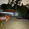 DITINJAU : Petugas Kepolisian saat meninjau lokasi longsor yang menyebabkan 4 santri meninggal dunia di Ponpes Yaspida di wilayah Kecamatan Kadudampit, Kabupaten Sukabumi.(FOTO : UNTUK RADAR SUKABUMI)