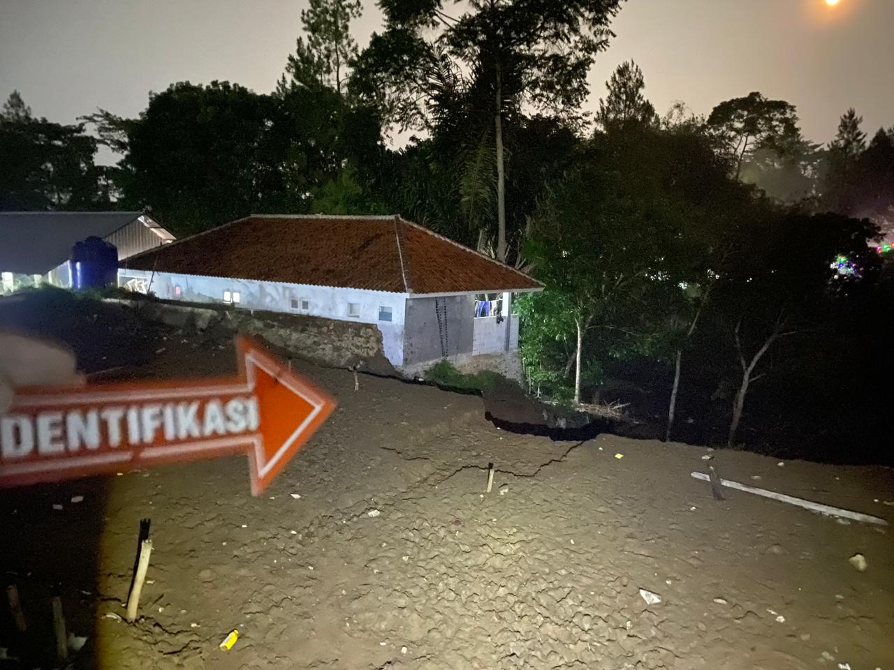 DITINJAU : Petugas Kepolisian saat meninjau lokasi longsor yang menyebabkan 4 santri meninggal dunia di Ponpes Yaspida di wilayah Kecamatan Kadudampit, Kabupaten Sukabumi.(FOTO : UNTUK RADAR SUKABUMI)