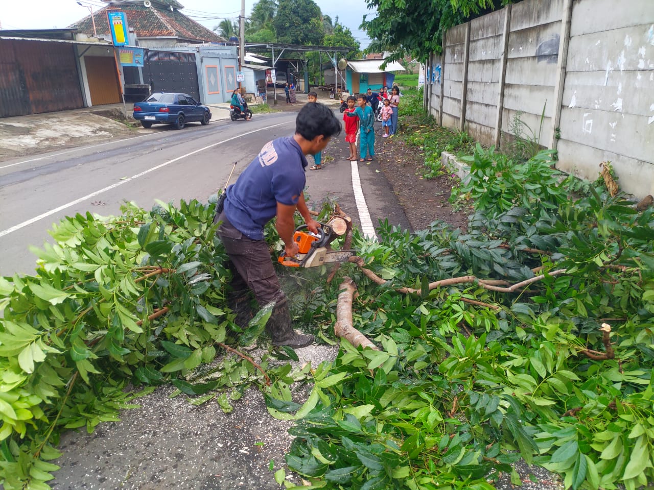 EVAKUASI: Sejumlah personel BPBD Kota Sukabumi saat melakukan evakuasi bencana, belum lama ini.(FT: IST)