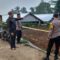 DITINJAU : Petugas Kepolisian saat meninjau lokasi longsor yang menyebabkan 4 santri meninggal dunia di Ponpes Yaspida di wilayah Kecamatan Kadudampit, Kabupaten Sukabumi.(FOTO : UNTUK RADAR SUKABUMI)