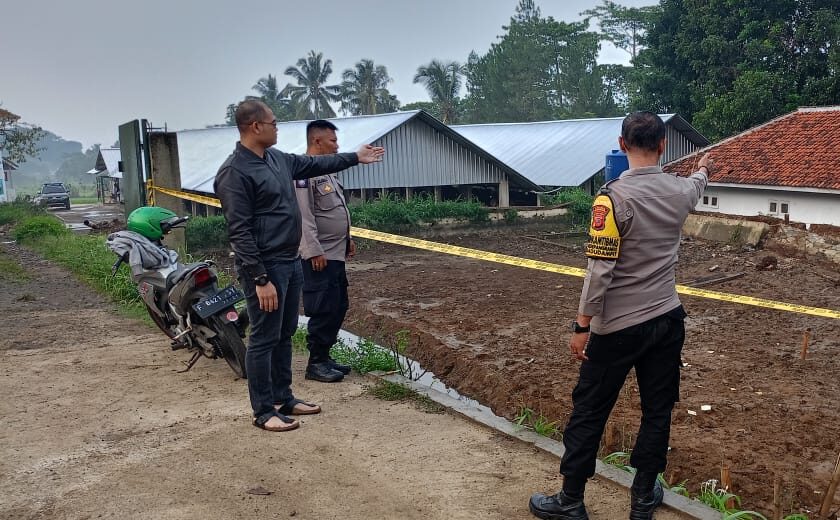 DITINJAU : Petugas Kepolisian saat meninjau lokasi longsor yang menyebabkan 4 santri meninggal dunia di Ponpes Yaspida di wilayah Kecamatan Kadudampit, Kabupaten Sukabumi.(FOTO : UNTUK RADAR SUKABUMI)