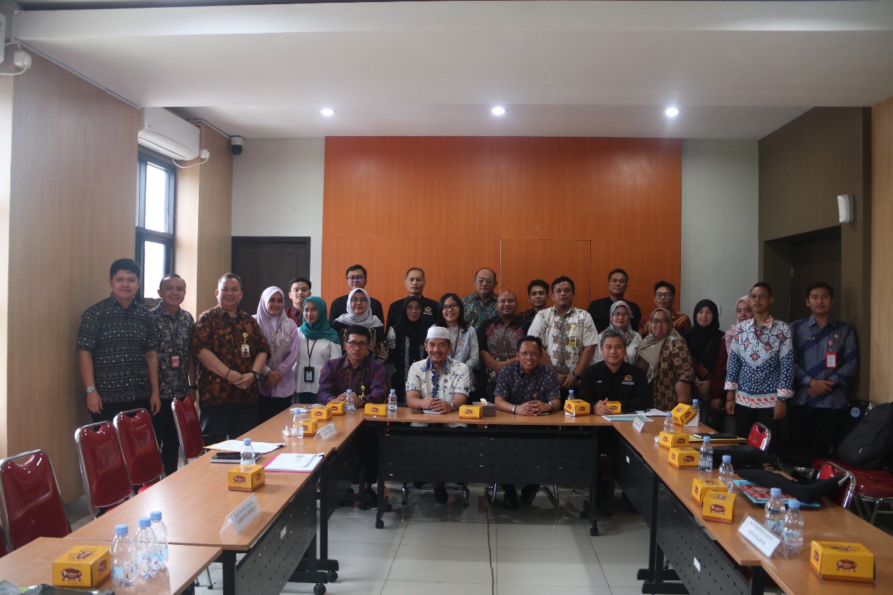 RAPAT : Sejumlah pejabatan Kantor Pertanahan saat melakukan rapat pencegahan kasus pertanahan di Kantor Kantah Kabupaten Sukabumi, belum lama ini.(FOTO : UNTUK RADAR SUKABUMI)