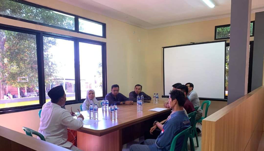 Jajaran pemdes Karangpapak, Kecamatan Cisolok saat rapat melaksanaan rapat