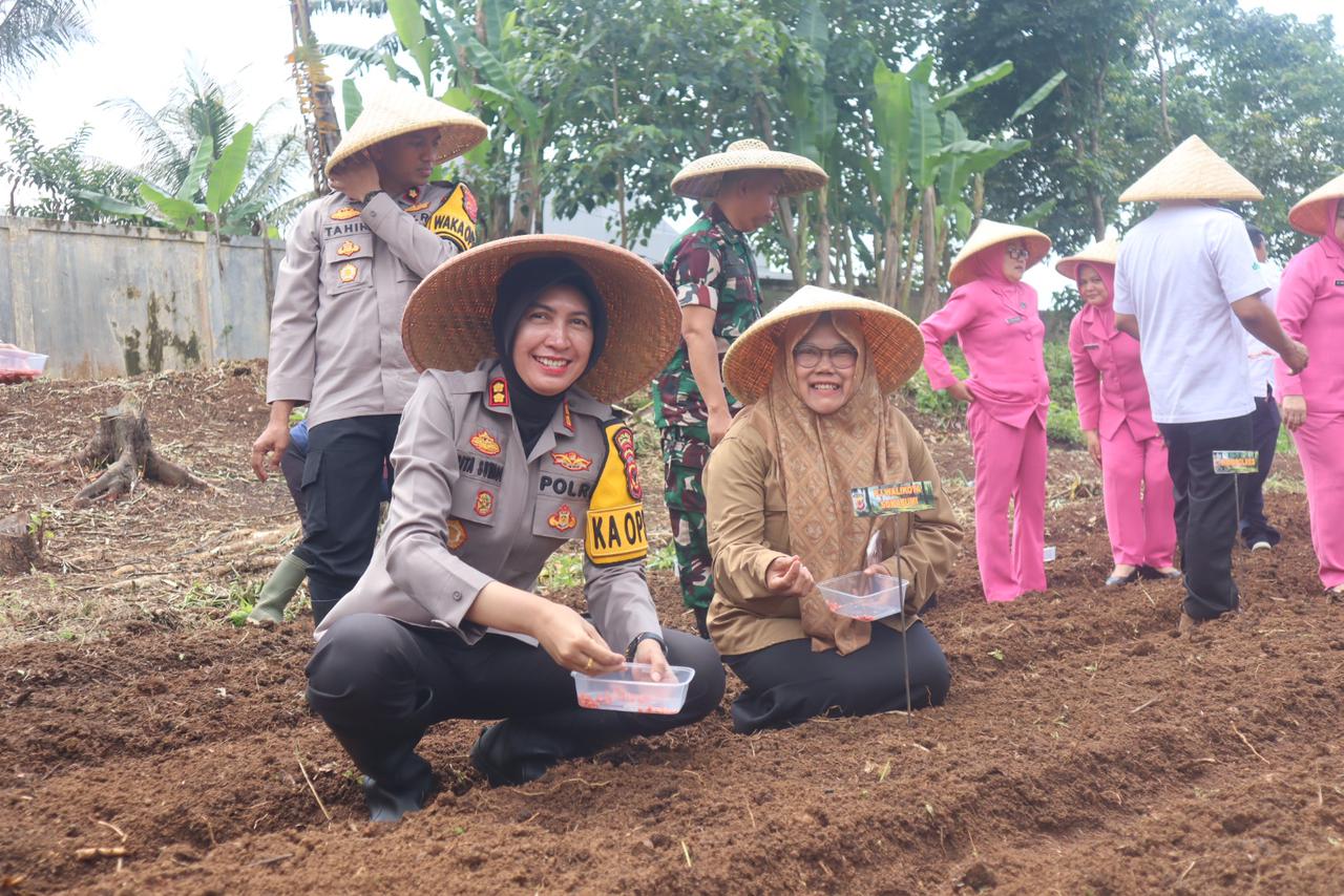 PENANAMAN: Kapolres Sukabumi Kota AKBP Rita Suwadi bersama-sama dengan Dandim 0607 Kota Sukabumi, Letkol Inf Yudhi Haryanto saat menanam jagung di Mapolsek Warudoyong Polres Sukabumi Kota.(FT: IST)