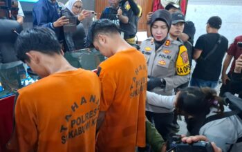 Kapolres Sukabumi Kota AKBP Rita Suwadi saat menginterogasi dua dan enam tersangka kasus penganiyaan anggota komunitas Vespa pada konferensi pers yang digelar di Mapolres Sukabumi Kota, Selasa, (12/11/2024).