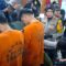 Kapolres Sukabumi Kota AKBP Rita Suwadi saat menginterogasi dua dan enam tersangka kasus penganiyaan anggota komunitas Vespa pada konferensi pers yang digelar di Mapolres Sukabumi Kota, Selasa, (12/11/2024).