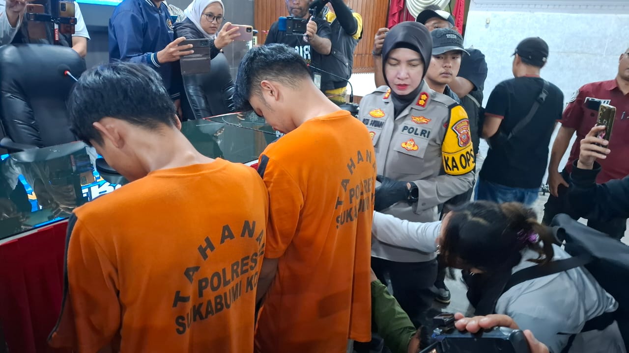 Kapolres Sukabumi Kota AKBP Rita Suwadi saat menginterogasi dua dan enam tersangka kasus penganiyaan anggota komunitas Vespa pada konferensi pers yang digelar di Mapolres Sukabumi Kota, Selasa, (12/11/2024).