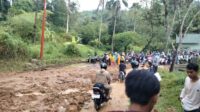Penampakan Longsor Tutup Akses Jalan Provinsi di Nyalindung