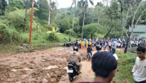 Penampakan Longsor Tutup Akses Jalan Provinsi di Nyalindung