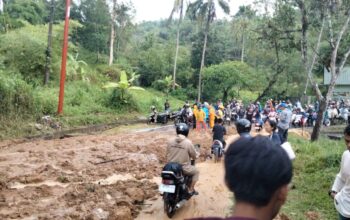 TERTIMBUN LONGSOR : Suasana Jalan Raya Sukabumi - Sagaranten, tepatnya di Kampung Cijangkar, Desa Cijangkar, Nyalindung, Sukabumi, tertutup material longsor pada Rabu (20/11) sore.(FOTO : UNTUK RADAR SUKABUMI)