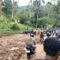 TERTIMBUN LONGSOR : Suasana Jalan Raya Sukabumi - Sagaranten, tepatnya di Kampung Cijangkar, Desa Cijangkar, Nyalindung, Sukabumi, tertutup material longsor pada Rabu (20/11) sore.(FOTO : UNTUK RADAR SUKABUMI)