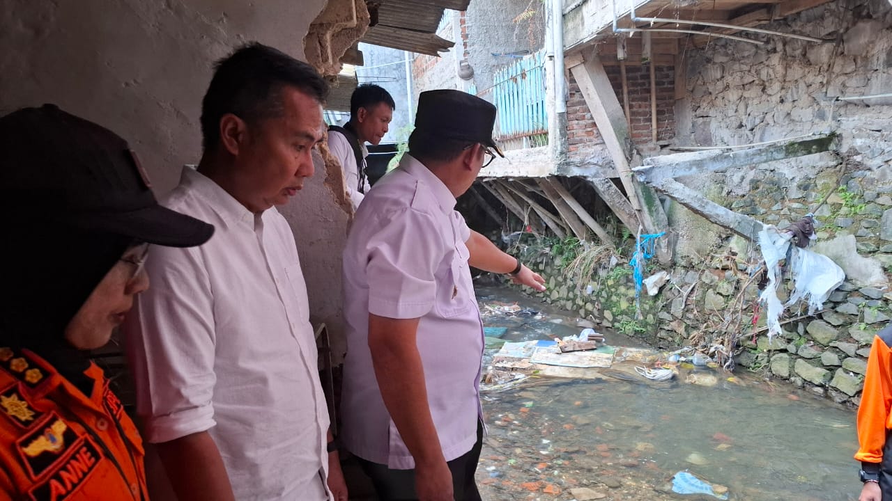 PENINJAUAN: Pj Gubernur Kota Sukabumi Bey Triadi Machmudin didampingi Pj Walikota Sukabumi saat meninjau warga terdampak bencana alam di Jalan Pramuka RT7/RW2 Kelurahan Cikondang, Kecamatan Citamiang, Rabu (6/11).(Foto : BAMBANG/RADARSUKABUMI)