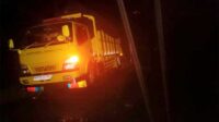 Tidak Kuat Nanjak, Truk Terperosok di Jalan Cisarakan