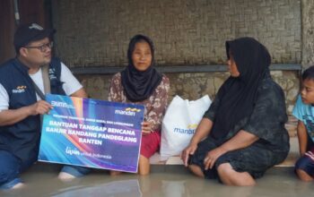 Bank Mandiri bergerak cepat menyalurkan bantuan kepada masyarakat Kabupaten Sukabumi, Provinsi Jawa Barat dan Pandeglang, Provinsi Banten yang terdampak banjir,