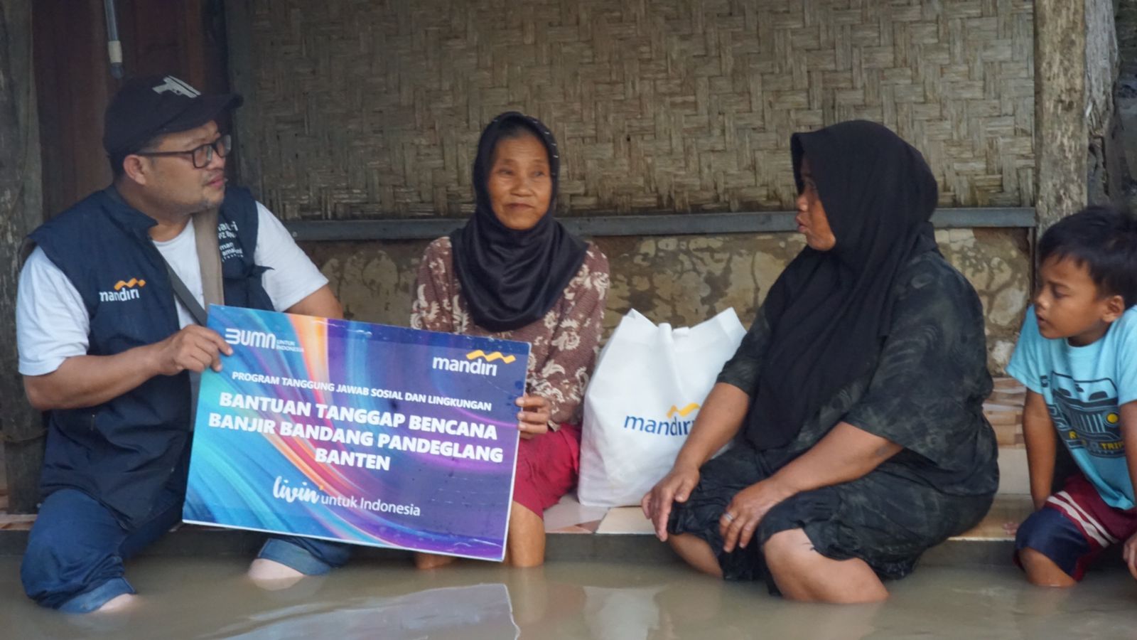 Bank Mandiri bergerak cepat menyalurkan bantuan kepada masyarakat Kabupaten Sukabumi, Provinsi Jawa Barat dan Pandeglang, Provinsi Banten yang terdampak banjir,