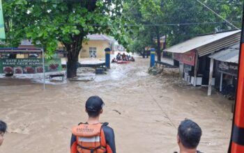 BANJIR LIMPASAN : Tim Sar gabungan saat akan evakuasi petugas puskesmas Palabuhanratu yang terendam banjir luapan sungai Cangehgar.(FOTO : NANDI/ RADARSUKABUMI)