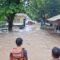 BANJIR LIMPASAN : Tim Sar gabungan saat akan evakuasi petugas puskesmas Palabuhanratu yang terendam banjir luapan sungai Cangehgar.(FOTO : NANDI/ RADARSUKABUMI)