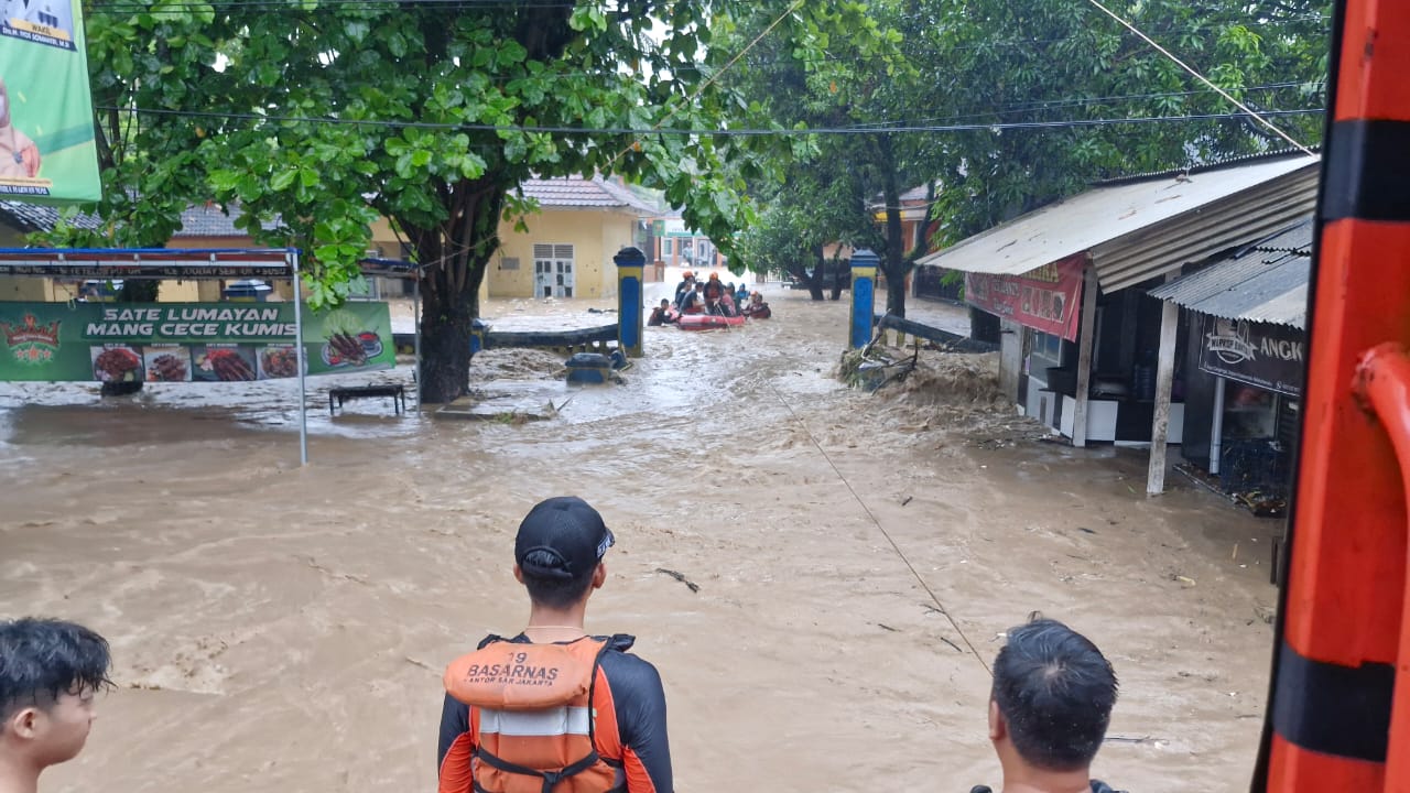 BANJIR LIMPASAN : Tim Sar gabungan saat akan evakuasi petugas puskesmas Palabuhanratu yang terendam banjir luapan sungai Cangehgar.(FOTO : NANDI/ RADARSUKABUMI)