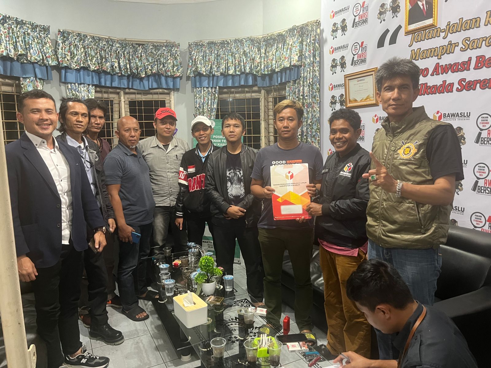 MELAPORKAN: Tim kuasa hukum dan advokasi paslon Bupati dan Wakil Bupati Sukabumi nomor urut 1 Iyos-Zainul melaporkan adanya dugaan pelanggaran TSM ke Bawaslu. (FT: Radar Sukabumi)