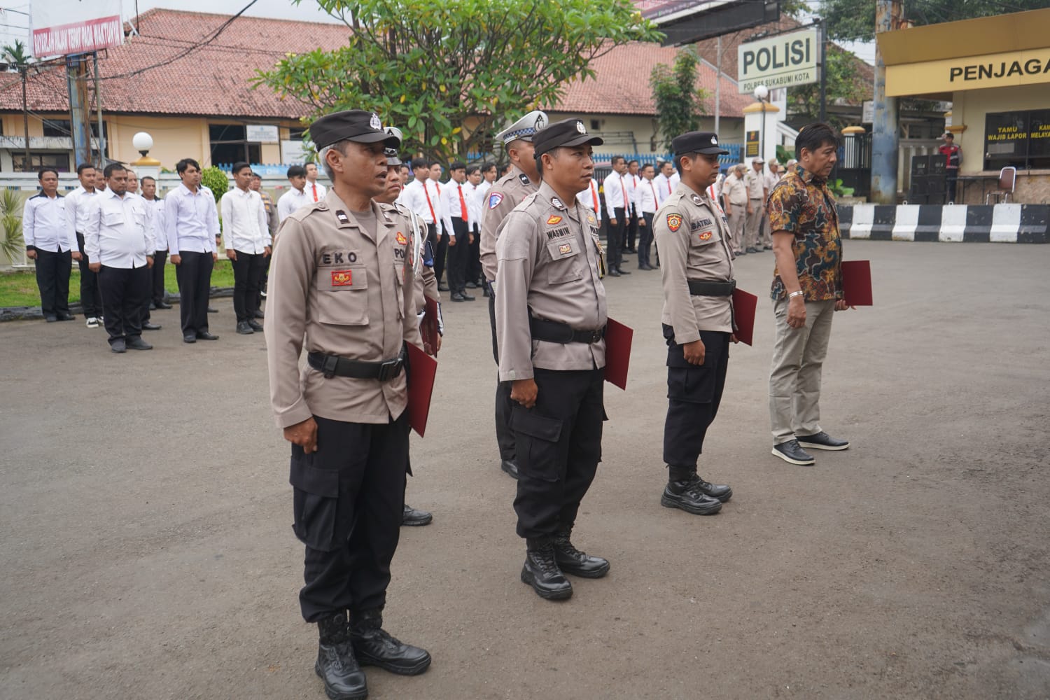 PENYERAHAN PENGHARGAAN: Sejumlah personel Polres Sukabumi Kota saat menerima penghargaan di halaman Mapolres Sukabumi Kota, Senin (9/12).(FT: IST)