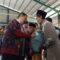 Suasana saat Panitia Natal Nasional saat bagikan bantuan sosial di GOR Perkebunan Kecamatan Bantargadung Kabupaten Sukabumi. (FOTO : NANDI/ RADARSUKABUMI)
