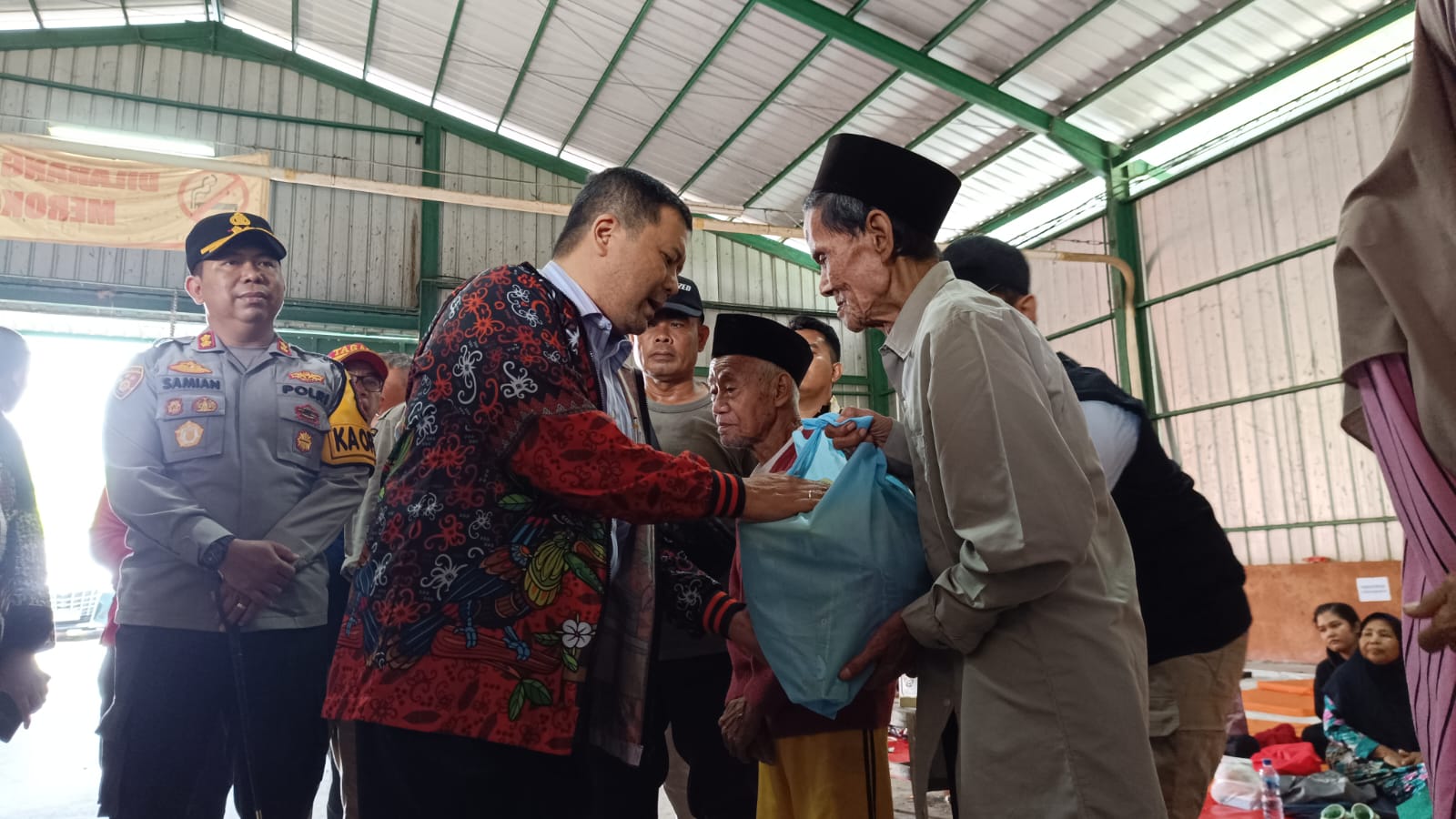 Suasana saat Panitia Natal Nasional saat bagikan bantuan sosial di GOR Perkebunan Kecamatan Bantargadung Kabupaten Sukabumi. (FOTO : NANDI/ RADARSUKABUMI)