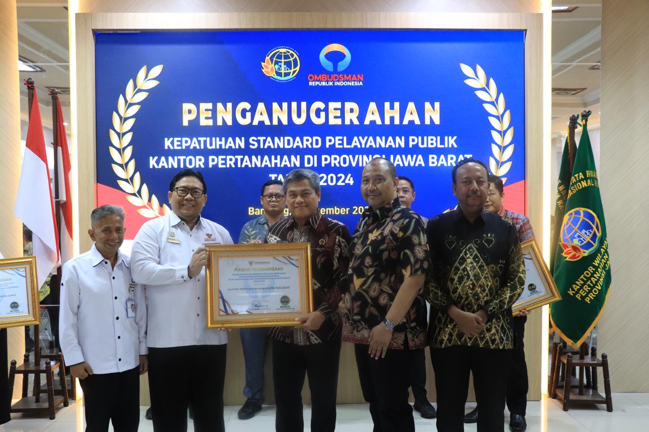 PRESTASI : Kepala Kantah Kabupaten Sukabumi, Agus Sutrisno saat menerima penghargaan di Aula Arsip Kantor Wilayah Badan Pertanahan Nasional Provinsi Jawa Barat pada Jumat (06/12) lalu.(FOTO : UNTUK RADAR SUKABUMI)