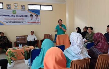 SAMBUTAN: Camat Lembursitu, Yudi Sutriana saat memberikan sambutan pada Musrenbang yang diselenggarakan di Kelurahan Lembursitu, Selasa (3/11). (FT: BAMBANG/RADARSUKABUMI)
