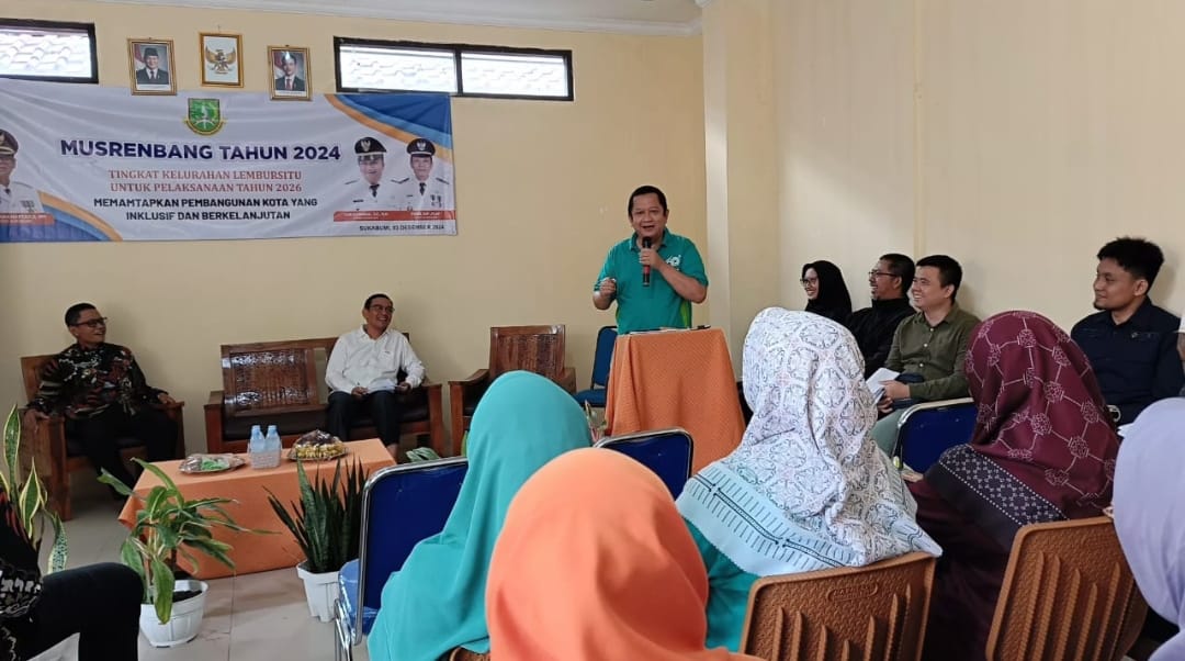 SAMBUTAN: Camat Lembursitu, Yudi Sutriana saat memberikan sambutan pada Musrenbang yang diselenggarakan di Kelurahan Lembursitu, Selasa (3/11). (FT: BAMBANG/RADARSUKABUMI)