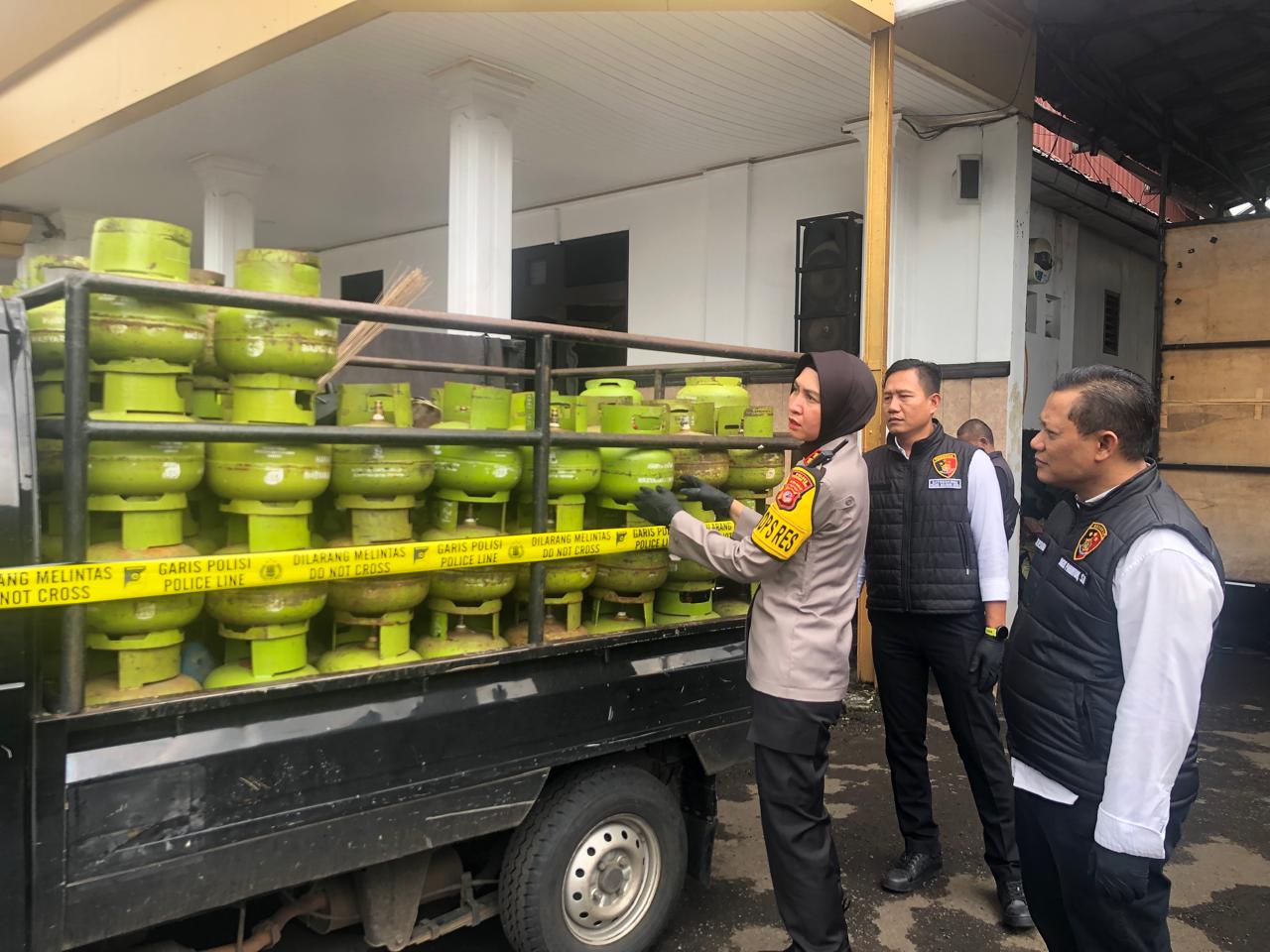 DIAMANKAN : Kapolres Sukabumi Kota, AKBP Rita Suwadi bersama Kasat Reskrim Polres Sukabumi Kota, AKP Bagus Panuntun, saat menyita tabung gas LPG oplosan pada Senin (16/12).(FOTO : DENDI/RADAR SUKABUMI)